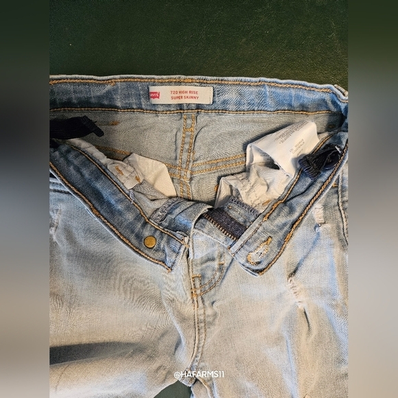 Outfit for Girls - Levi Jeans and Nike T-shirt - Picture 8 of 11